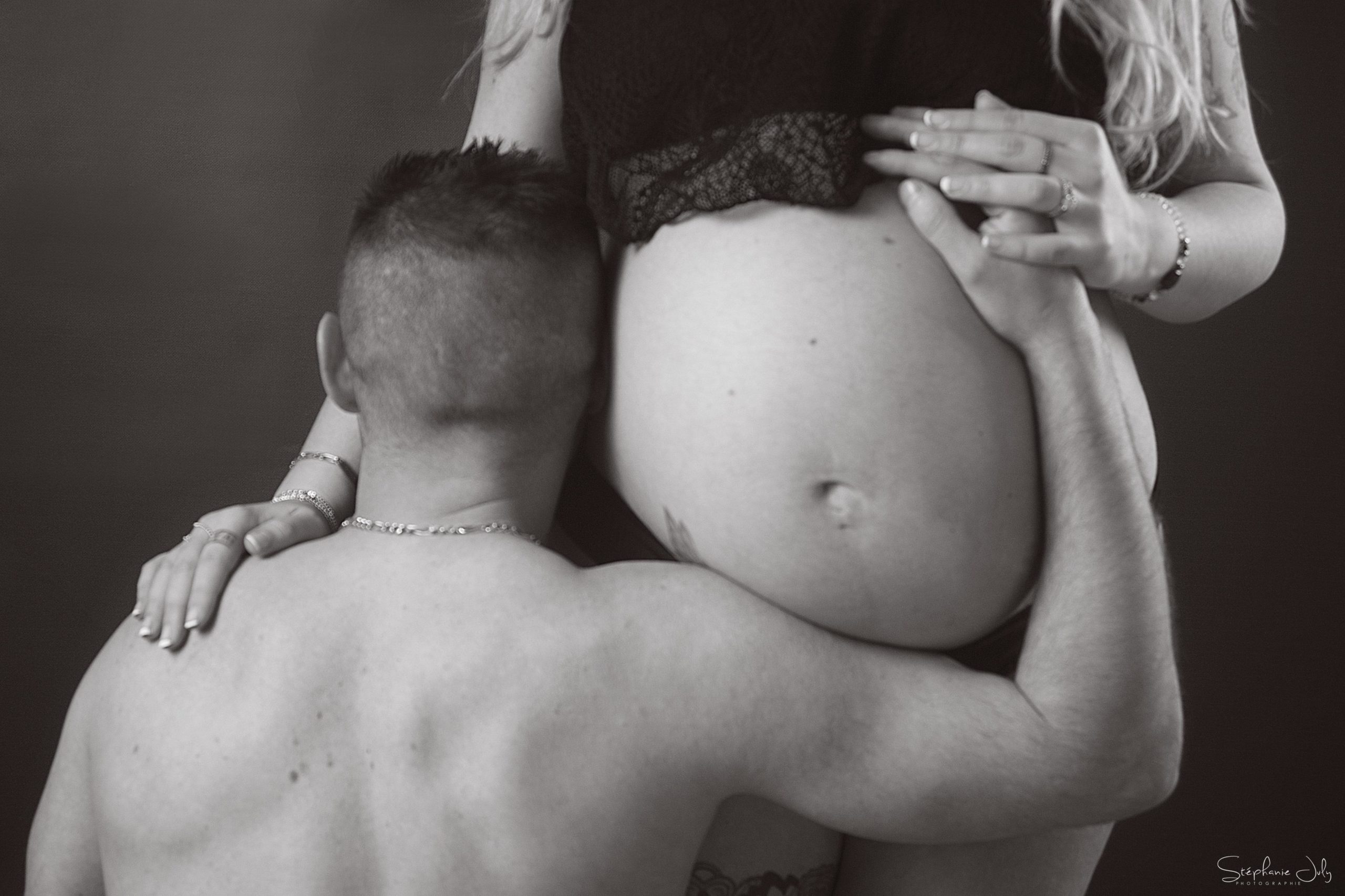 Massage du ventre d'une femme enceinte